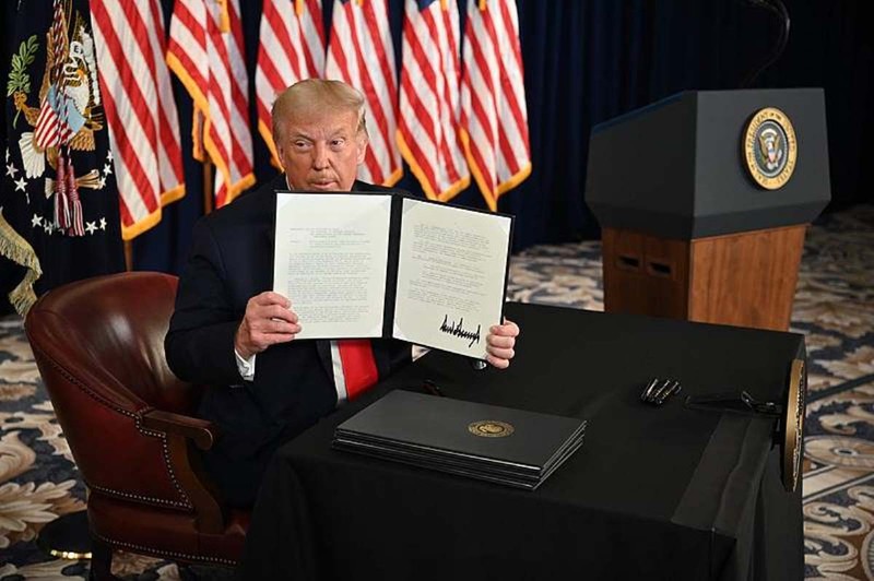Ngày 20/1, ông Trump sẽ ký một loạt sắc lệnh hành pháp giống như năm 2017 khi ông lần đầu tiên vào Nhà Trắng bắt đầu nhiệm kỳ thứ nhất. Ảnh: Guancha. Ong Trump ki lenh.jpg