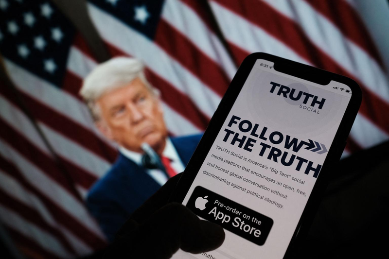 Sau khi bị Facebook và Twitter cấm cửa, ông Trump đã lập ra Truth Social của riêng mình. Ảnh: New York Post. Truth la mang cua Trump.png
