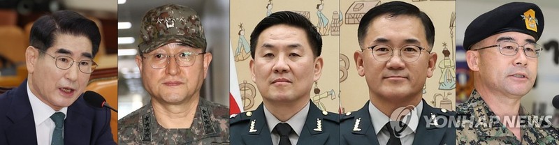 Bộ trưởng Quốc phòng Kim Yong-hyun (trái) và 4 tướng chỉ huy của Quân đội Hàn Quốc đã bị bắt điều tra vì vụ thiết quân luật hôm 3/12. Ảnh: Yonhap. 5 tuong bi bat.jpg