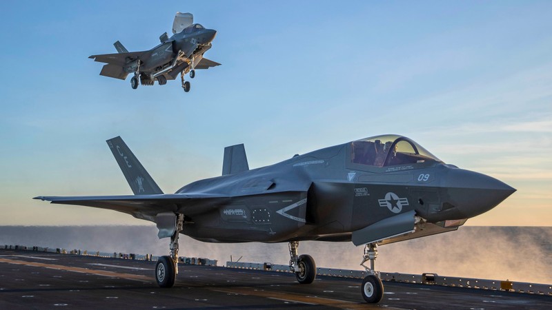 Máy bay F-35 hạ cánh thẳng đứng trên boong tàu. Ảnh: Opensky.