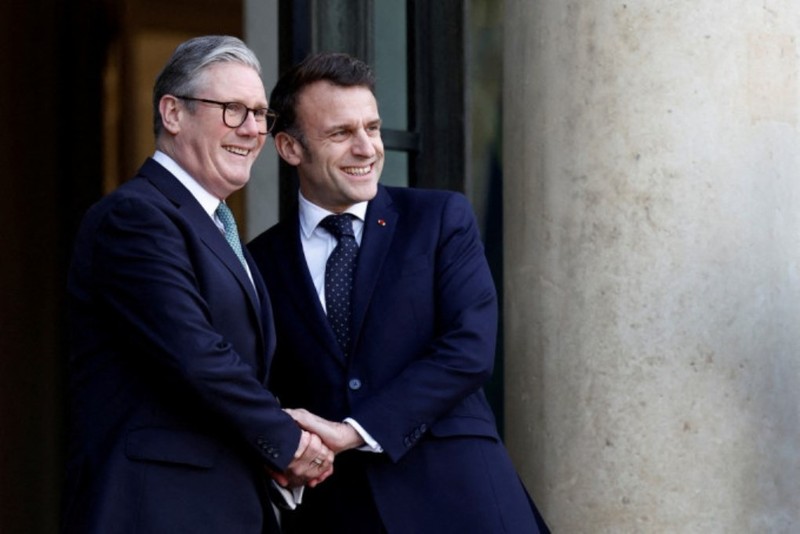 Thủ tướng Anh Keir Starmer (trái) và Tổng thống Pháp Emmanuel Macron có kế hoạch đưa quân đội tới Ukraine để giám sát thực hiện thỏa thuận ngừng bắn. Ảnh: SingTao.