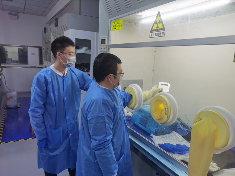 Các nhà Khoa học trong nhóm nghiên cứu và viên pin hạt nhân đầu tiên. Ảnh: Sohu. Cac nha khoa hoc.jpg