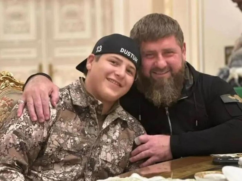 Adam Kadyrov và cha, Tổng thống Ramzan Kadyrov. Ảnh: Sina. Hai cha con.jpg