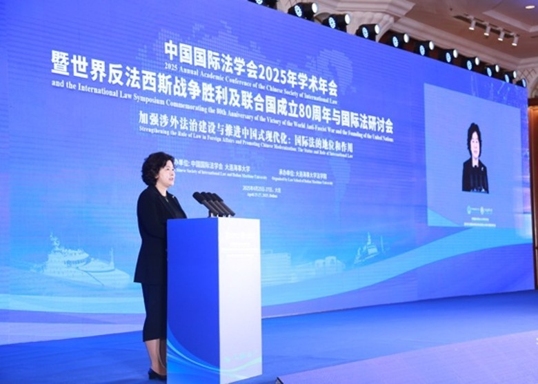 Thứ trưởng Ngoại giao Trung Quốc Hoa Xuân Oánh phát biểu chỉ trích Mỹ gay gắt tại Hội nghị thường niên học thuật năm 2025 của Hội Luật quốc tế Trung Quốc. Ảnh: Dongfang. Ba HXO.jpg