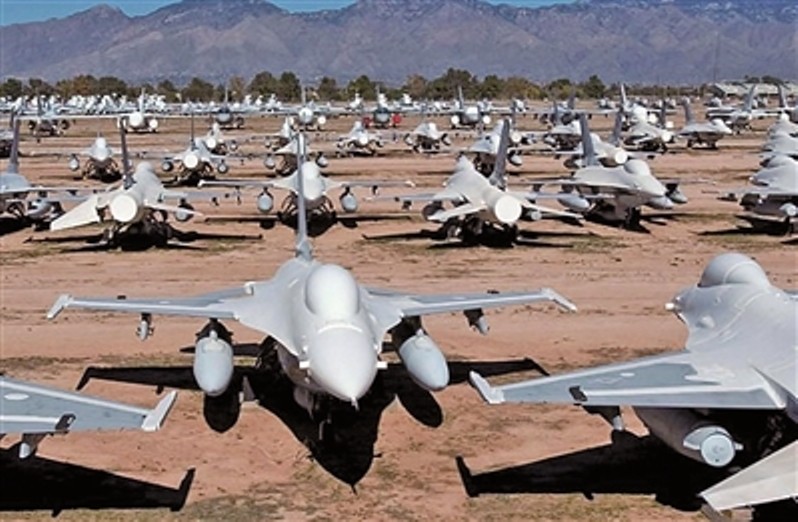 Các máy bay F-16 đã loại biên trong nghĩa địa. Ảnh: Sina. F-16 o bai thai.jpg