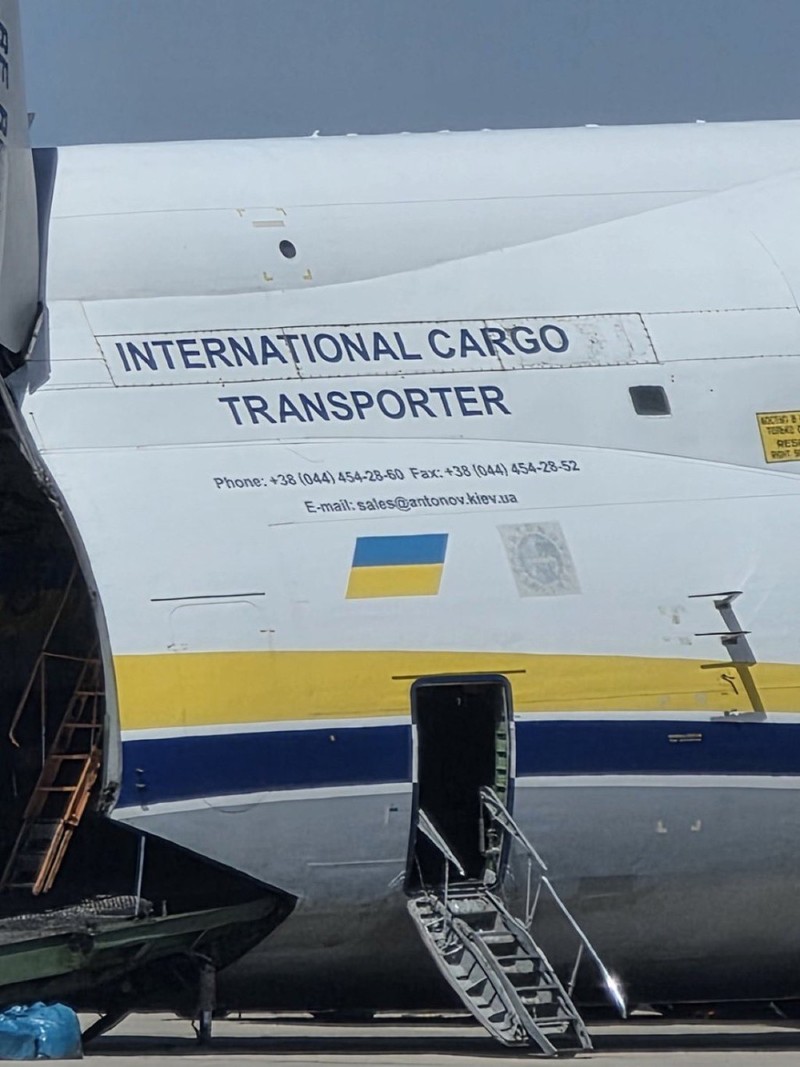 Máy bay vận tải An-124 của Ukraine tới chở các thân F-16 cũ về Romania. Ảnh: SingTao. May bay Ukraine den nhan.jpeg