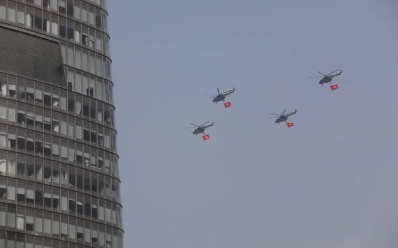 Biên đội trực thăng mang Quốc kỳ và Đảng kỳ. Ảnh: QQnews. Bien doi truc thang.png