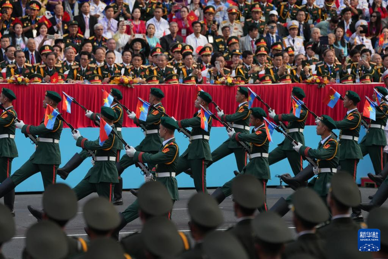 Đội múa súng biểu diễn. Ảnh: Tân Hoa xã Doi mua sung.png