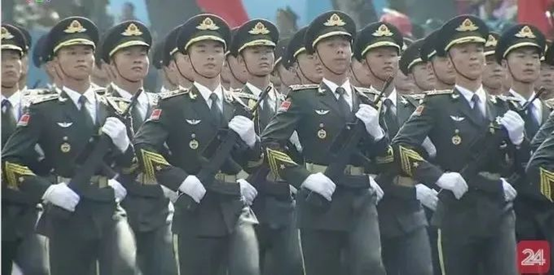 Đội danh dự quân đội Trung Quốc tham gia diễu binh. Ảnh: QQnews. Nghi le TQ.png