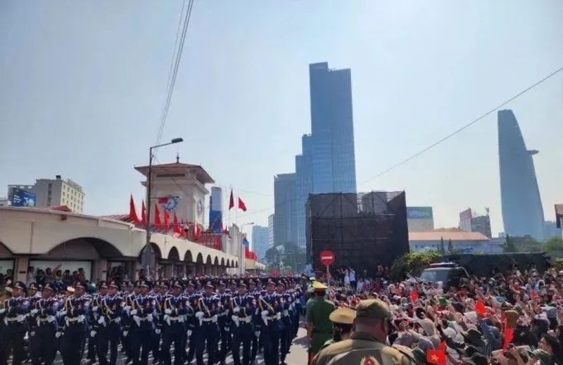 Nhân dân hoan hô, cổ vũ đoàn diễu binh trên các tuyến phố. Ảnh: QQnews. Nhan dan co vu.png