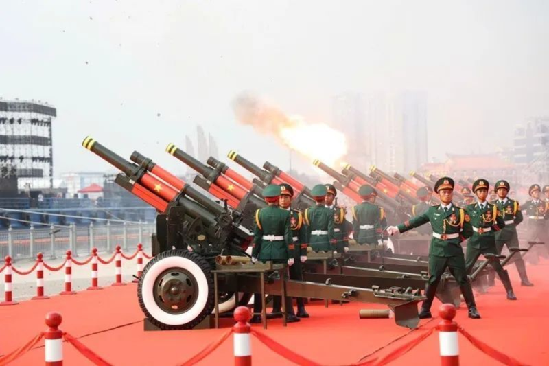 Bắn pháo lễ trong nghi thức chào cờ, khai mạc Lễ kỷ niệm. Ảnh: QQnews. phao le.png