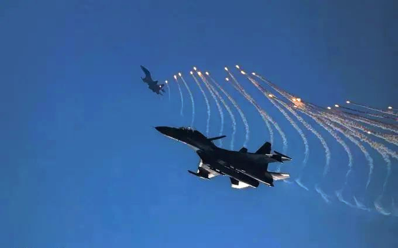 Màn bay biểu diễn thả mồi bẫy nhiệt gây phấn khích. Ảnh: QQnews. SU-30.png