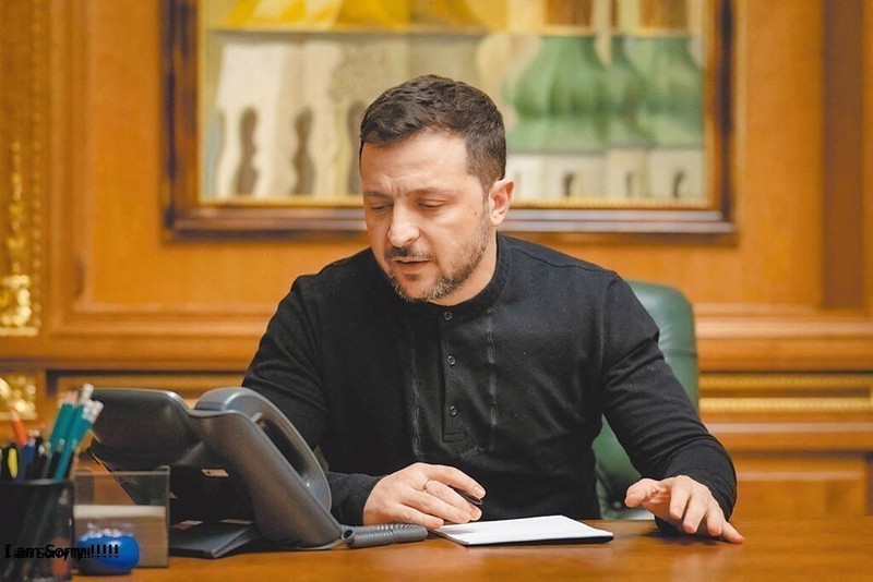 Tổng thống Ukraine Zelensky dọa tấn công thủ đô Moscow của Nga vào ngày diễn ra lễ kỉ niệm Ngày chiến thắng Đức Quốc xã (9/5). Ảnh: Reuters. Zelensky khoe có so phone Trump.jpg