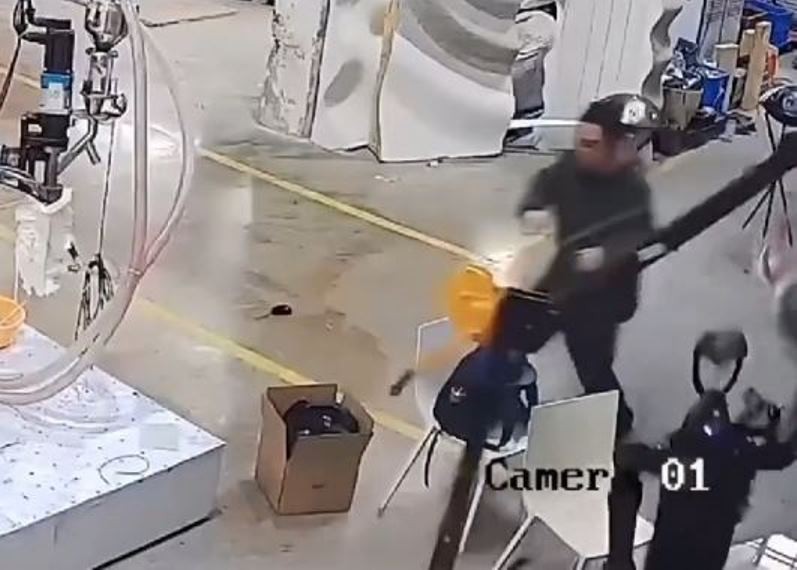 Người kỹ sư phải chạy vòng quanh để né đòn của robot. Robot noi loan 2.jpg