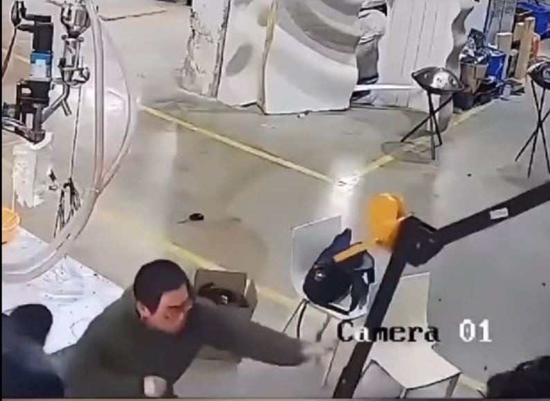 Robot bị kiểm soát khi người kỹ sư ngắt nguồn điện. Robot noi loan 5.jpg
