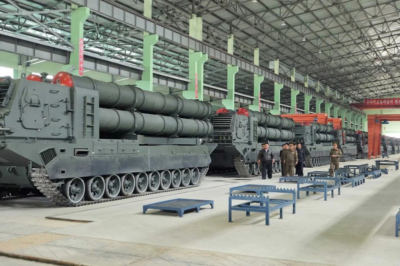 Nhà lãnh đạo Kim Jong-un hôm 14/4 kiểm tra dây chuyền sản xuất hệ thống phóng tên lửa KN-25 600 mm, nhấn mạnh ý định mở rộng năng lực tấn công chính xác tầm xa của Triều Tiên. Ảnh: LTN.