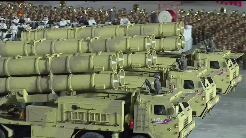 Tên lửa KN-25 phiên bản bánh lốp trong một cuộc duyệt binh. Ảnh: Rossiyskaya Gazeta. KN-25 banh lop.png