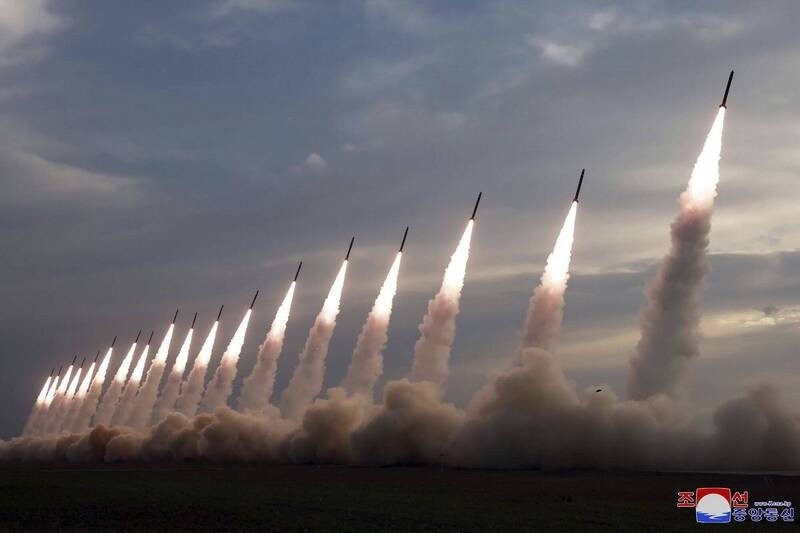 Phóng thử hàng loạt tên lửa KN-25, Triều Tiên phô diễn hỏa lực. Ảnh: KCNA. KN-25 phong thu hang loat.jpg