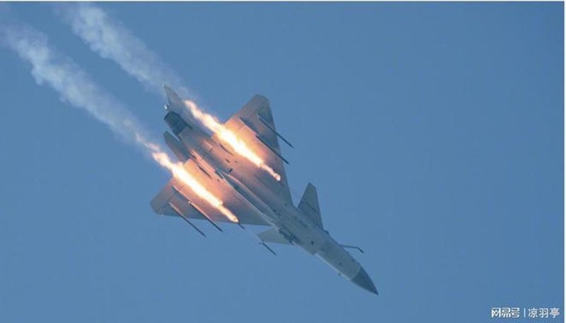Máy bay J-10C đang phóng tên lửa PL-15. Ảnh: NetEase. J-10C phong PL-15.jpg