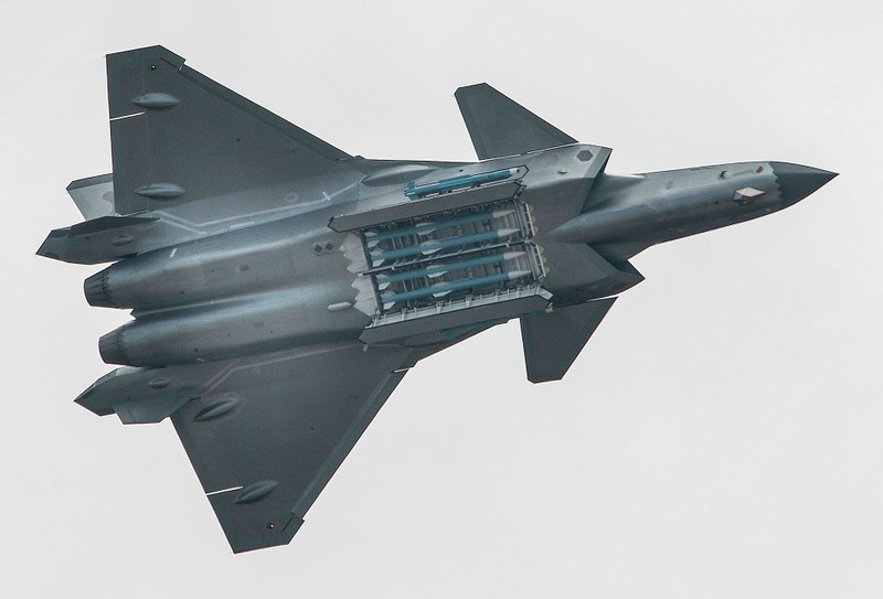 Tiêm kích tàng hình J-20 với 4 tên lửa PL-15 trong khoang vũ khí. Ảnh: Wiki.