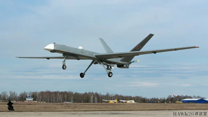 Máy bay không người lái Orion của Nga mang tên lửa S8000. Ảnh: QQnews. UAV Orion mang S8000.png