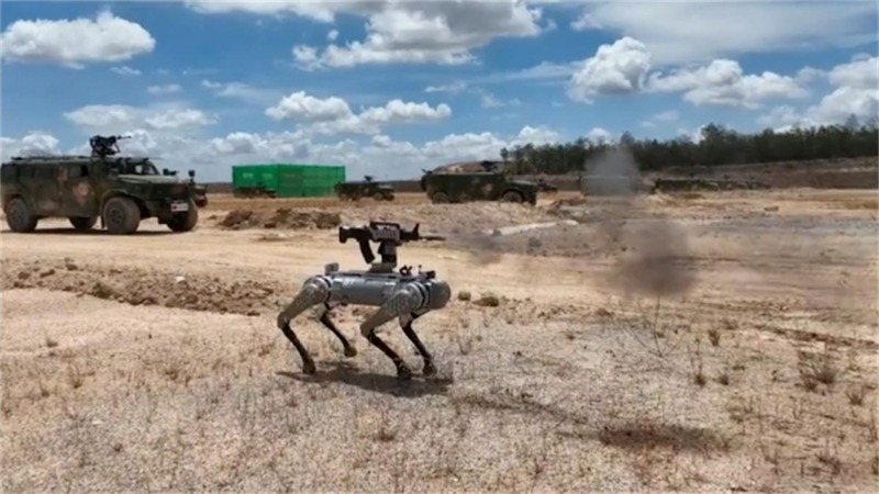 Chó robot mang súng trường tấn công tham gia tập trận. Ảnh: QQnews. Cho Robot.png