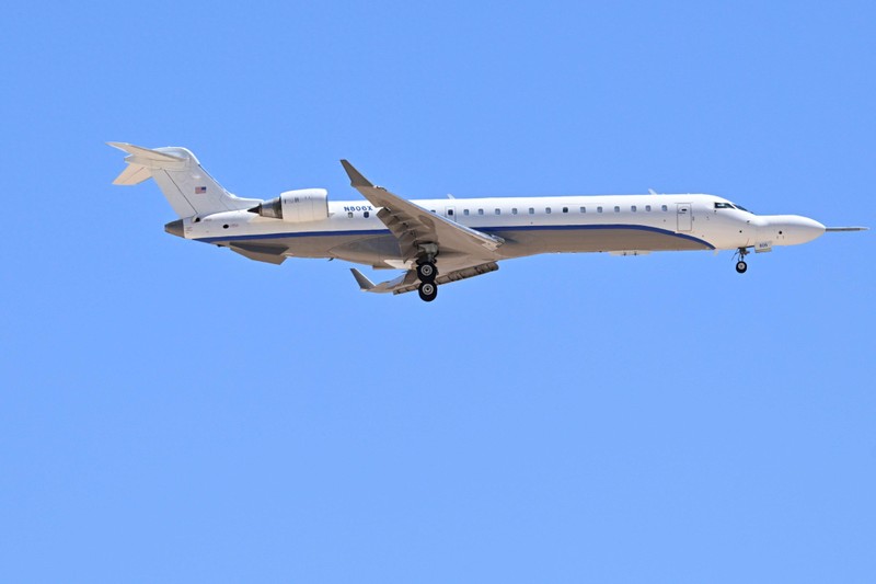 Máy bay thử nghiệm CRJ-700 mang phần đầu tên lửa AIM-260 ở mũi. Ảnh: Toutiao. May bay mang tewn lua thu nghiem.jpeg