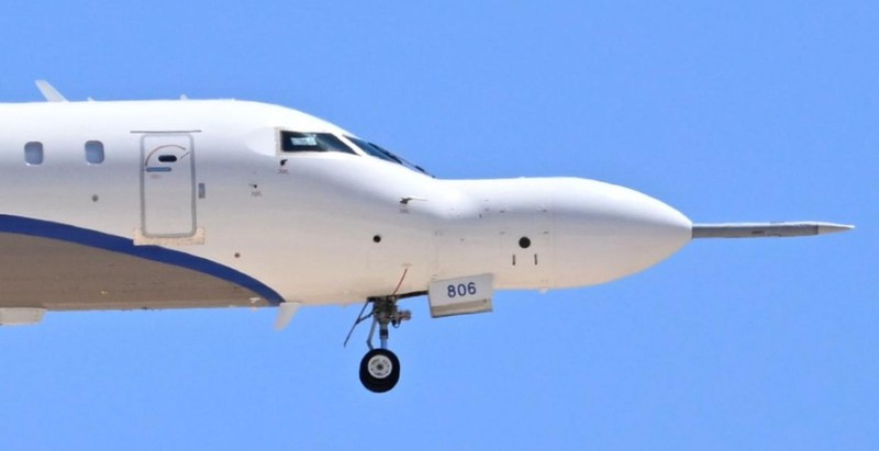 Mũi chiếc CRJ-700 được cho là mang phần đầu tên lửa AIM-260. Ảnh: Toutiao. Mui may bay gan AIM-260.jpeg