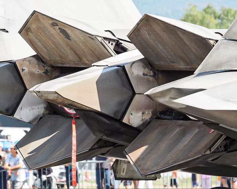 Vòi phun động cơ của F-22. Ảnh: Toutiao. Voi phun cua F-22.jpeg