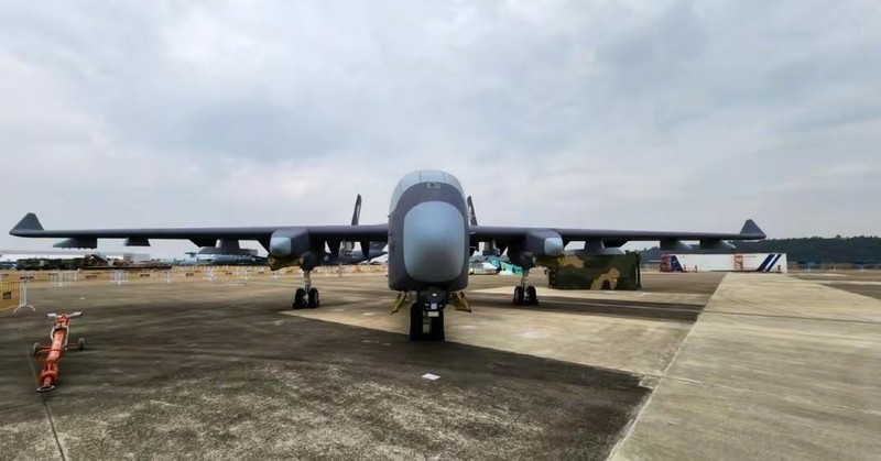 Kích thước chiếc UAV Cửu Thiên lớn tương đương máy bay chiến đấu có người lái. Ảnh: Zhihu. Jiutian tuong duong may bay chien dau tam trung.jpg