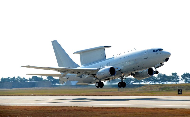 Máy bay cảnh báo sớm Boeing E-7 Wedgetail của Mỹ trong biên chế Không quân Hàn Quốc. Ảnh: Singtao. E-7 do My san xuat.jpg