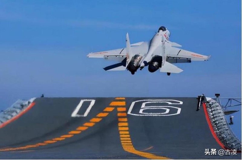 Máy bay J-15 được Trung Quốc chế tạo dựa trên nguyên mẫu Su-33 T-10K-3 mua của Ukraine. Ảnh Toutiao. May bay J-15.jpeg