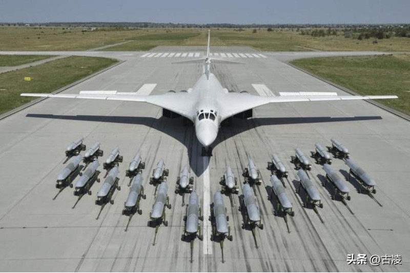 Tu-160 hiện vẫn là máy bay ném bom chiến lược hàng đầu thế giới. Ảnh: Toutiao. Tu-160 va vu khi.jpeg