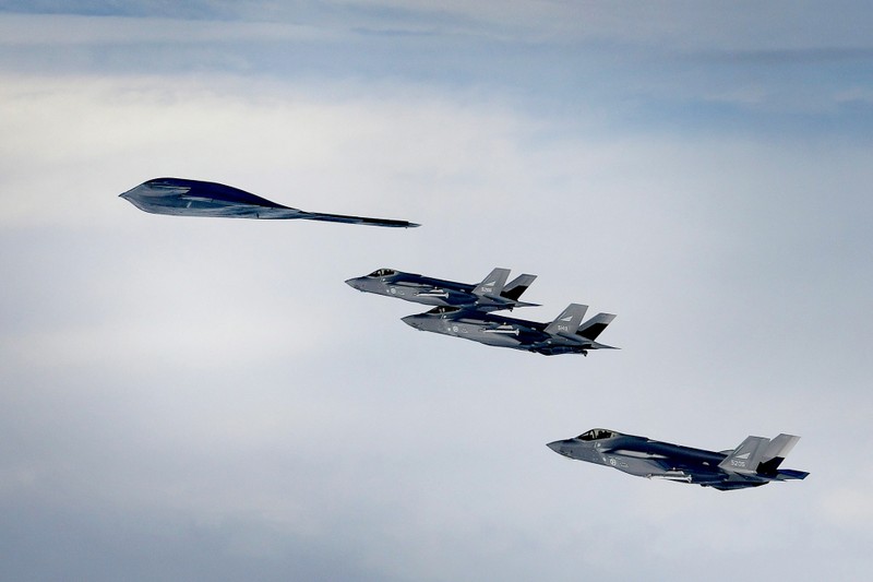 Máy bay ném bom B-2 và ba máy bay chiến đấu F-35 của Mỹ. Ảnh: Sohu. B-2 va B-35.jpeg
