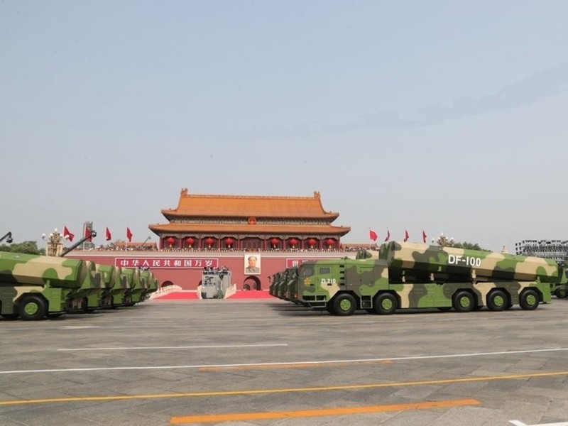 Các xe phóng DF-100 diễu qua Thiên An Môn. Ảnh: Xinhua. Duyet binh 2019.jpg