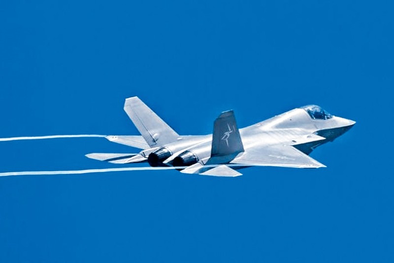 Máy bay J-35A bay trình diễn tại Triển lãm Hàng không Chu Hải năm 2024. Ảnh: Singtao. J-35A bay tai Chu Hai.jpg