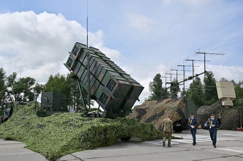 Radar và xe phóng tên lửa Patriot. Ảnh: AFP. He thong Patriot PAC-3.jpg