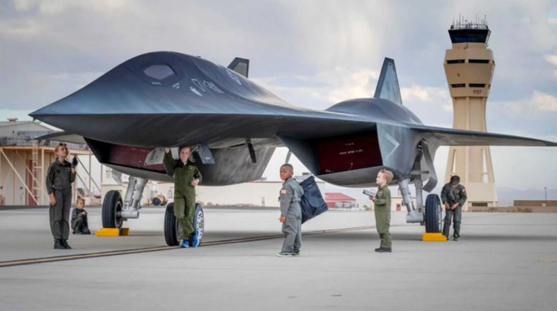 Chiếc máy bay trong phim "TopGun: Maverick" của Hollywood công chiếu năm 2022 được cho chính là mẫu máy bay SR-72 Dark Star. Ảnh: Xinhua. Mau SR-72 trong phim.png