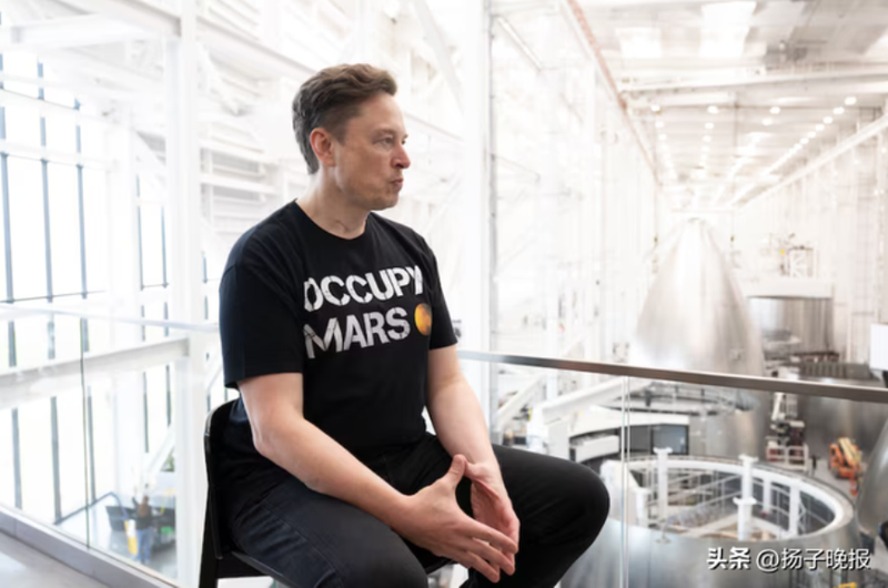 Elon Musk trả lời phỏng vấn tại SpaceX. Ảnh: Sina. Tra loi phong van.png