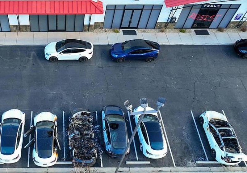 Xe ô tô của Tesla bị những người phản đối Chính sách cắt giảm chi tiêu và tinh gọn biên chế của Elon Musk đốt phá. Ảnh: Sina. Xe bi dot.jpg