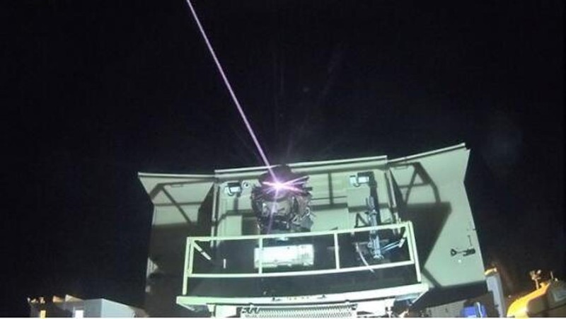 Hệ thống Iron Beam chiếu tia laser vào mục tiêu. Ảnh: Sina. Thu nghiem Iron Beam.jpg