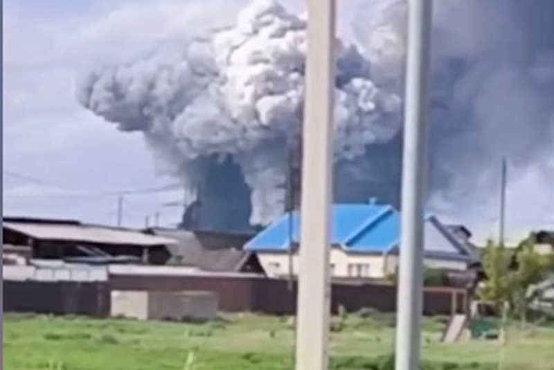 Hình ảnh sân bay bốc cháy sau khi bị tấn công. Ảnh: Reuters/Chinatimes. Canh san bay boc chay.png