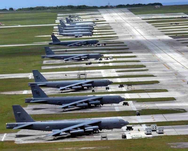 Máy bay ném bom chiến lược B-52 của Mỹ đỗ lộ thiên, Ảnh: @genflynn. B-52 My.jpg
