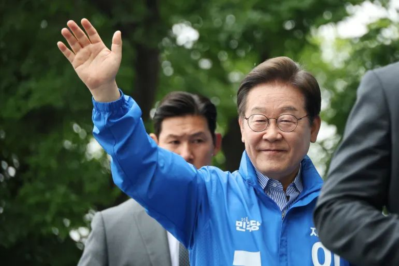 Lee Jae-myung vẫy chào những người ủng hộ khi đi vận động bầu cử. Ảnh: Yonhap. Chao nguoi ung ho.png