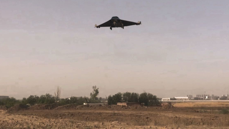 Chiếc Chengdu J-36 đang hạ cánh. Ảnh: Thewarzone. J-36 ha canh.png