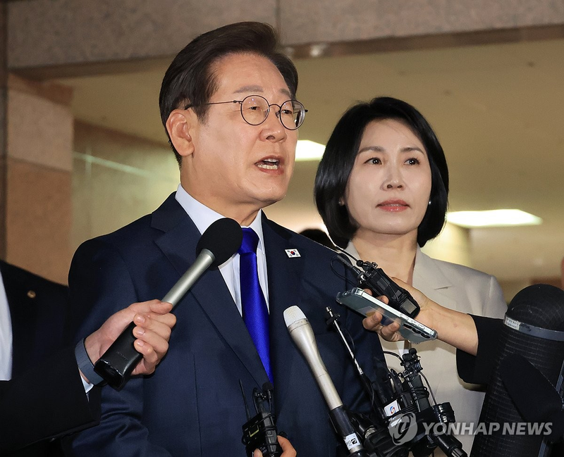 Ông Lee Jae-myung và vợ trả lời phỏng vấn báo chí sau khi thắng cử. Ảnh: Yonhap. Lee Jae-myung va vo sau khi thang cu.png