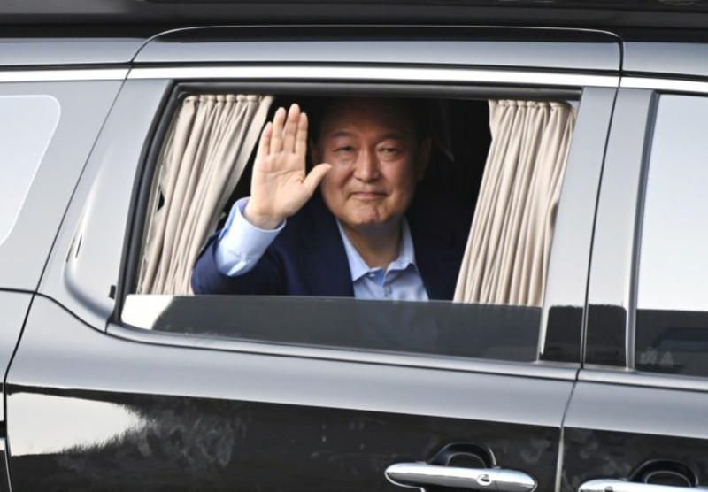 Cựu Tổng thống Yoon Suk-yeol bị phế truất phải rời khỏi dinh thự Tổng thống. Ảnh: Aljazeera. Yoon Suk-yeol.png