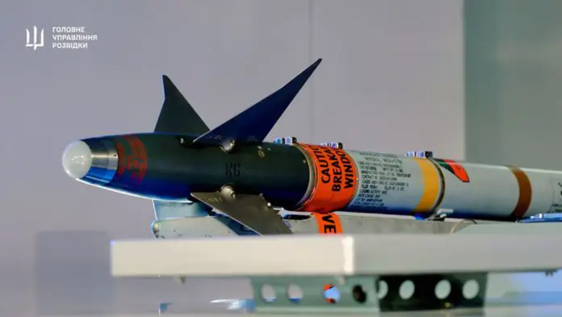 Tên lửa không đối không AIM-9 Sidewwinder được gắn cho Magura V7. Ảnh: Ukralnskapravda. Ten lua khong-khong.png