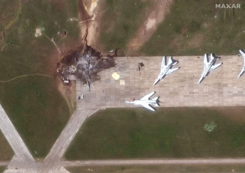 Hình ảnh vệ tinh chụp sân bay chiến lược của Nga bị Ukraine tấn công hôm 1/6. Ảnh: Reuters Tu-22M cua Nga.png
