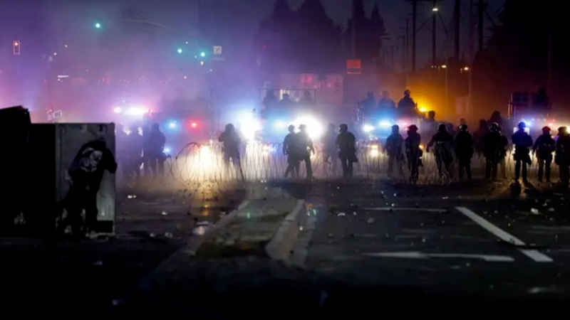 Các cuộc biểu tình, bạo động trên đường phố Los Angeles đã bước sang ngày thứ ba. Ảnh: QQnews. Bao dong tren duong pho LA.png